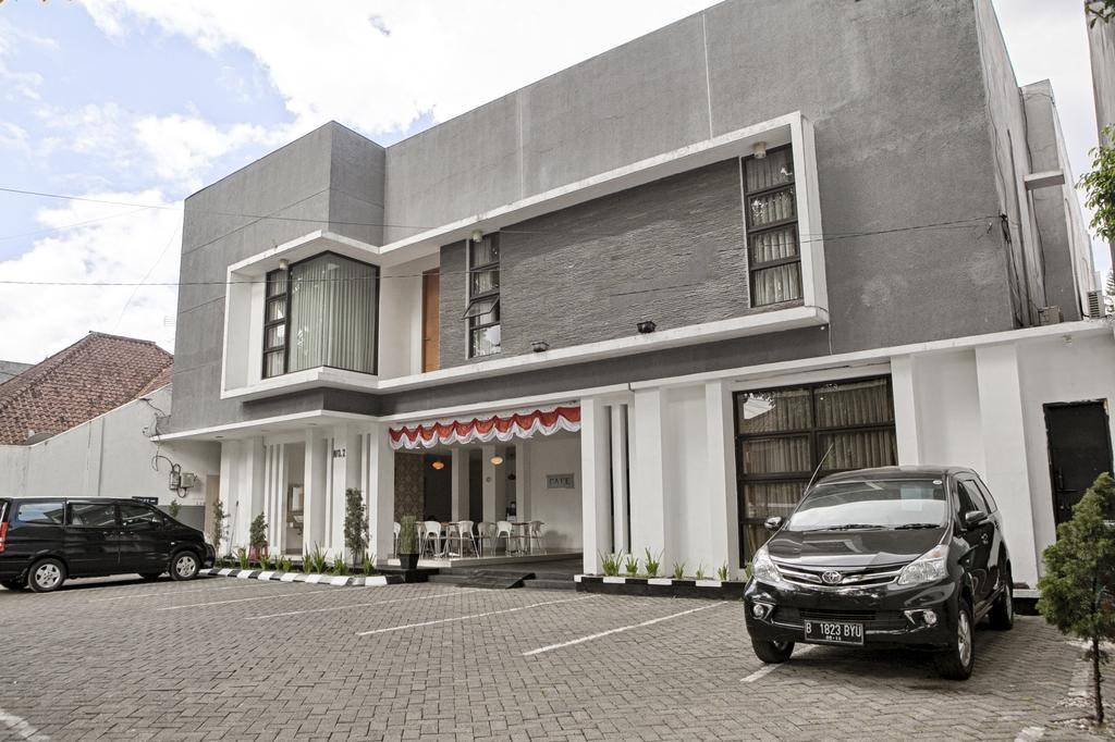 RedDoorz near Institut Teknologi Bandung 2 Hotel Bagian luar foto