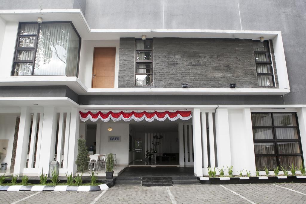 RedDoorz near Institut Teknologi Bandung 2 Hotel Bagian luar foto